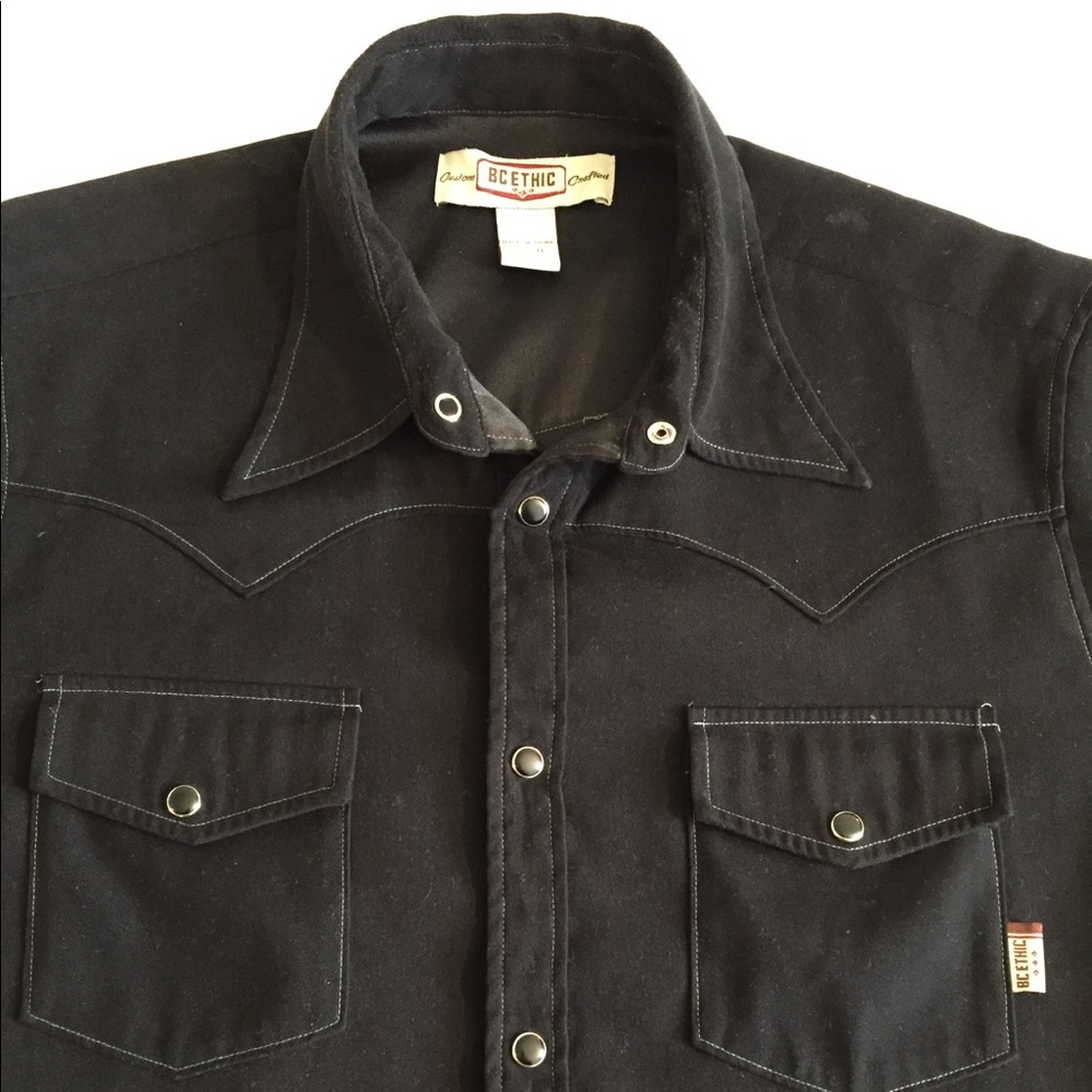GREAT BC ETHIC WESTERN SNAP! No flaws great condition, fits more like a large.